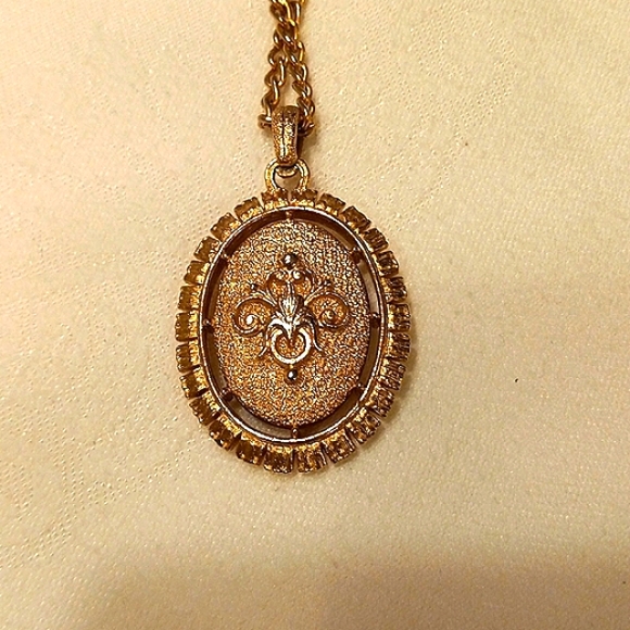 Vintage Avon Cameo Necklace - Picture 4 of 6